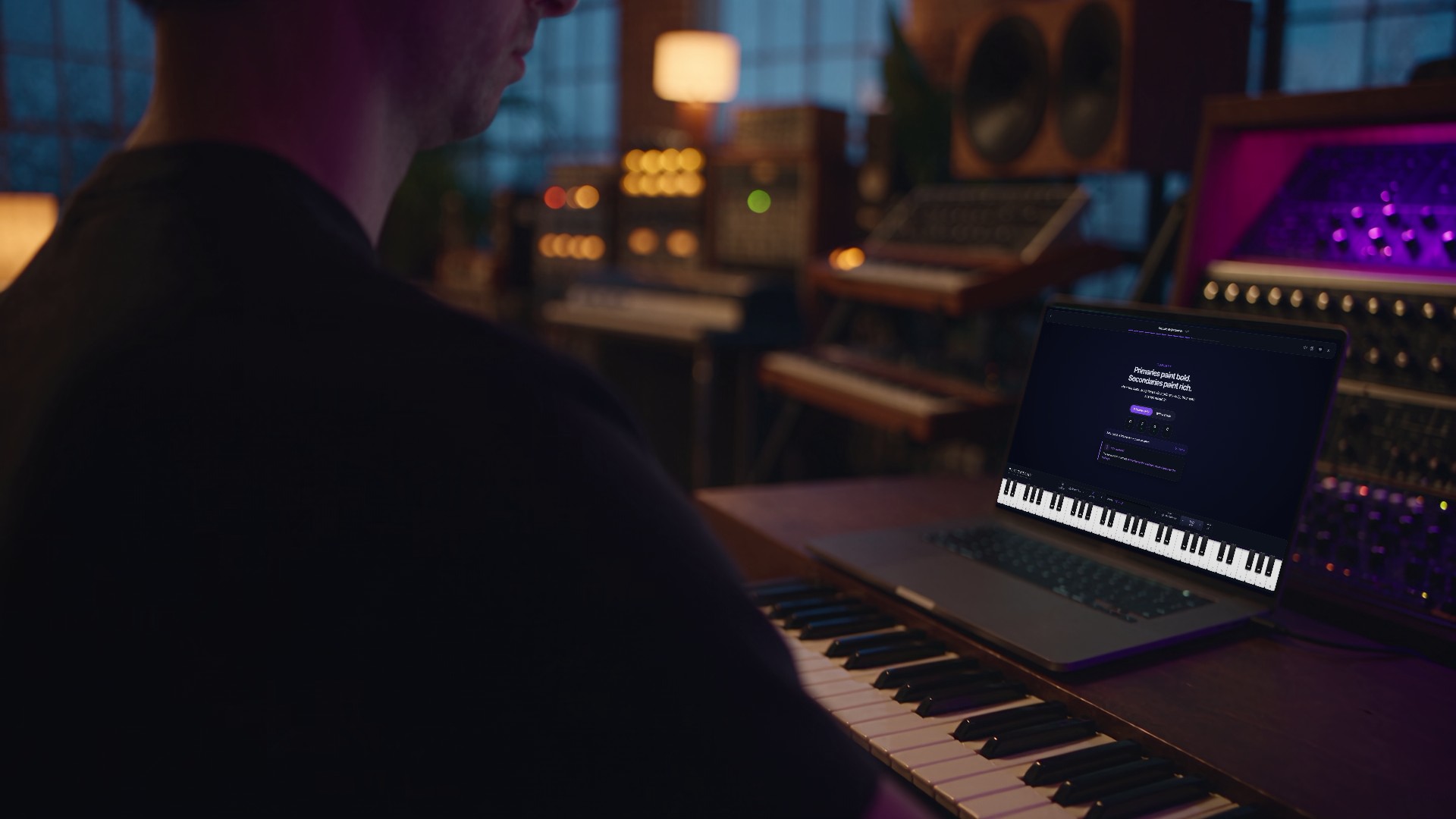 Un apprenant jouant une leçon PlayTheory sur un clavier MIDI, dans un studio à la maison